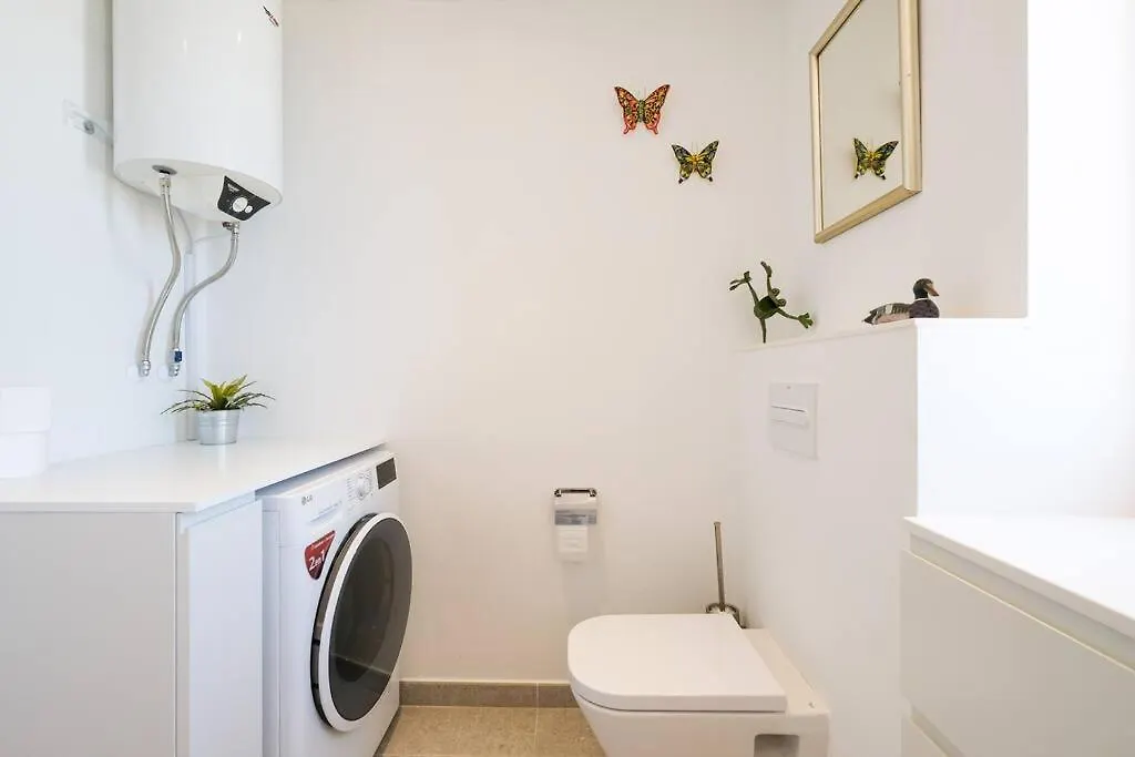 דירה 119-Magnificent Beach Front Apartment, פואנגירולה