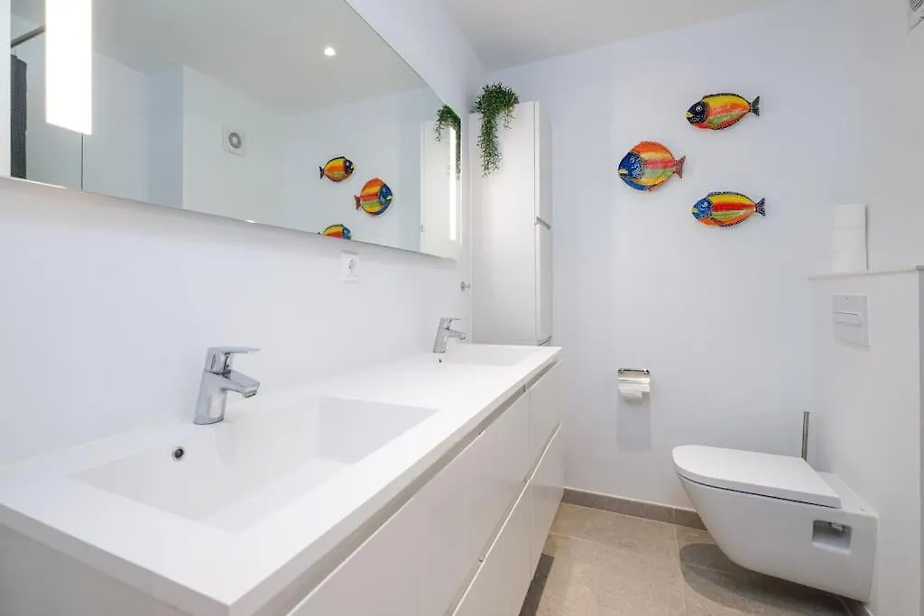 דירה 119-Magnificent Beach Front Apartment, פואנגירולה ספרד